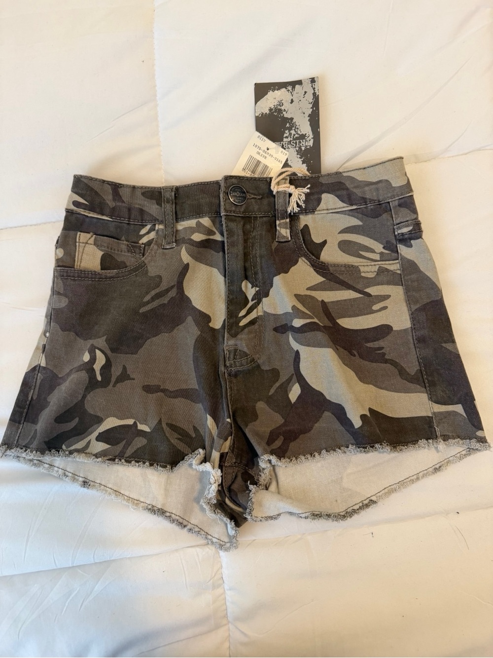 Camo Print Frayed Hem Women's Shorts - Gray/Olive